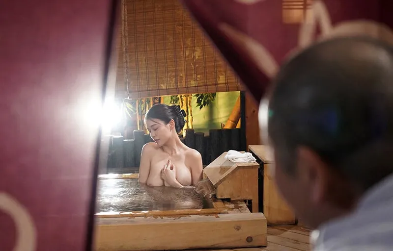 Người tình của con trai bị bố gã chồng nhìn trộm khi đang tắm rồi nện đến mang thai